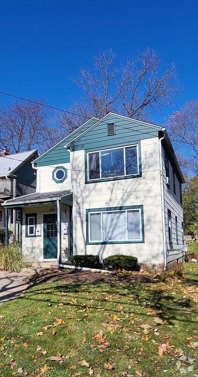 Building Photo - 606 W Summit St