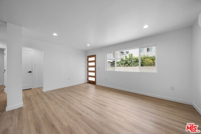 Foto del edificio - 1535 N Kingsley Dr
