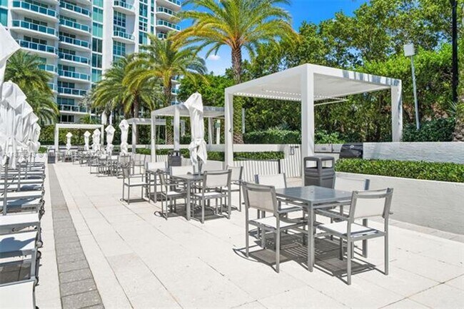 Foto del edificio - 3301 NE 183rd St