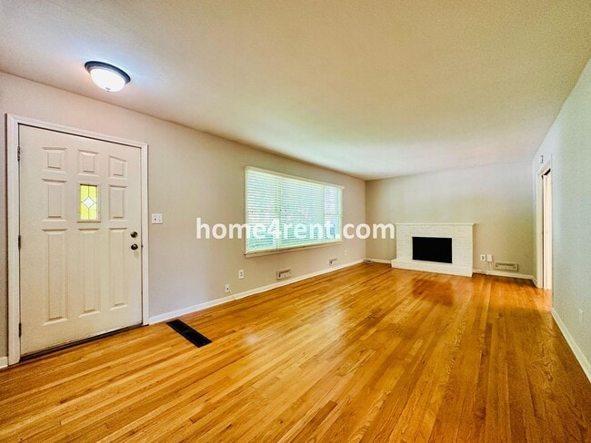 Foto del edificio - Three Bedroom Home in Overland Park w/ Wood Floors, Finished Basement, and a Fenced Yard!