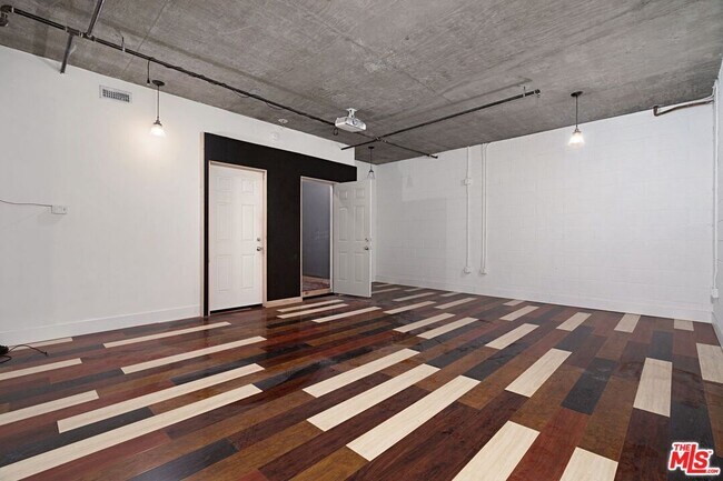 Foto del edificio - 2399 Silverlake Blvd