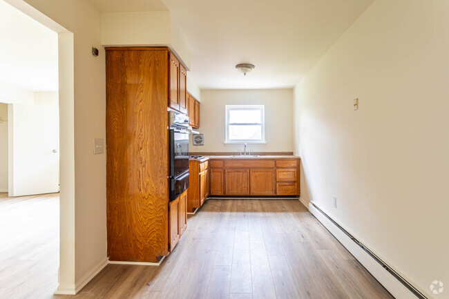 1BR, 1BA - 775SF - Kitchen - Hidden Creek at Clark (New Management!!)