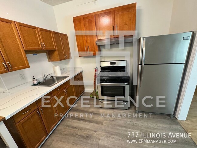 Building Photo - Charming 2/1 Duplex with Modern Amenities