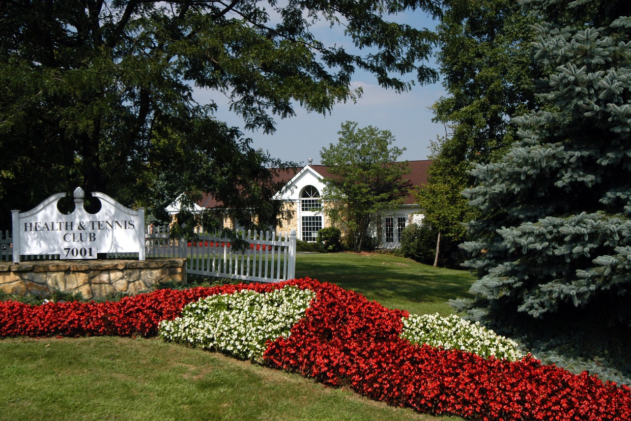 Grand Bay Apartments and Townhomes Apartments in Brecksville, OH
