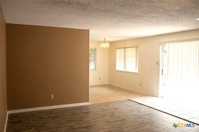 Foto del edificio - 632 Manning Dr