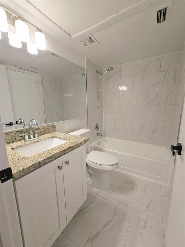 Foto del edificio - 2881 N Oakland Forest Dr