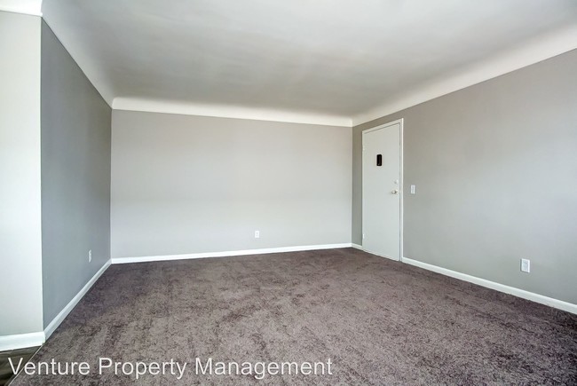 Foto del edificio - 7815-7821 Dawn Rd