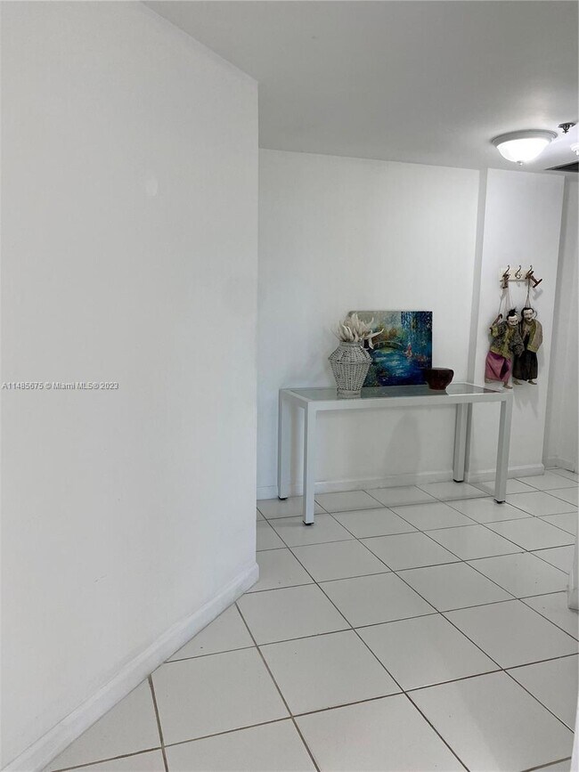 Foto del edificio - 251 Crandon Blvd