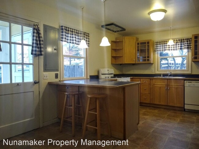 Building Photo - 2 br, 1 bath House - 665 E. Jewett Blvd