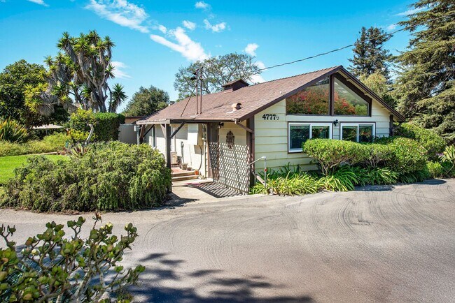 Foto del edificio - Charming 2-Bedroom Retreat Near More Mesa ...