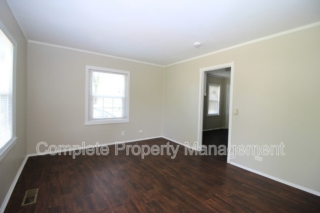 Building Photo - 449 7th St W