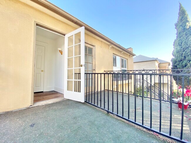 Foto del edificio - 524 1/2 Heliotrope -A