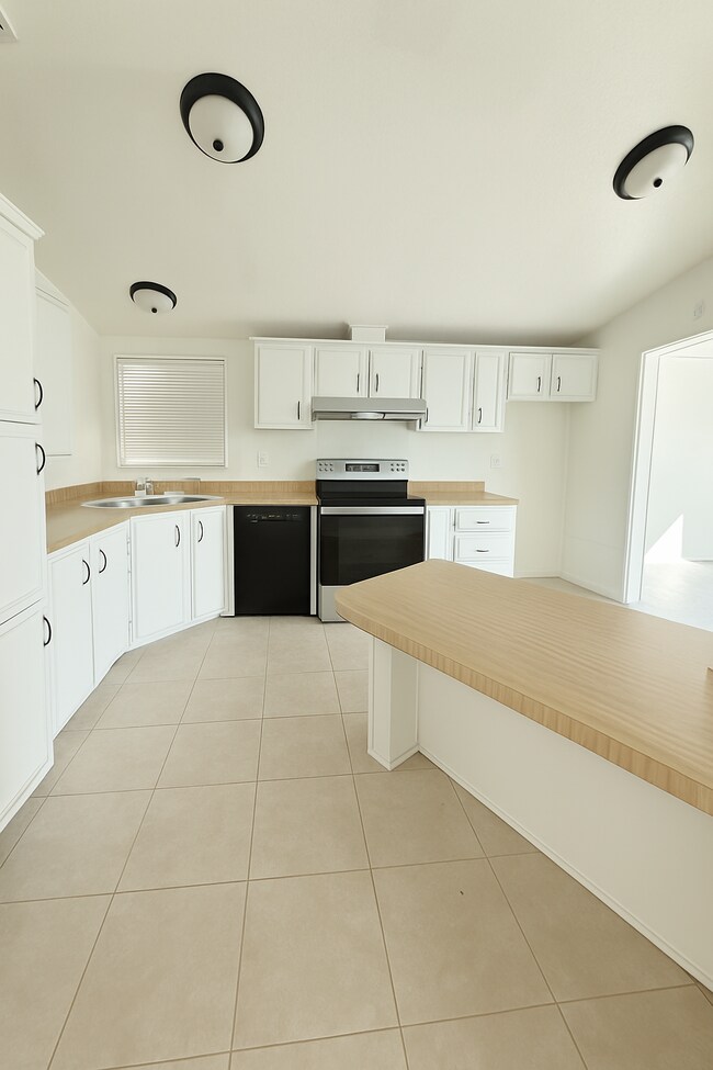 Building Photo - 24425 Woolsey Canyon Rd