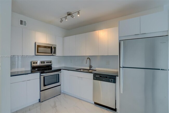 Foto del edificio - 2140 NE 56th St