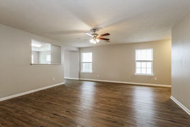 Foto del edificio - 8138 Sanders Glen Ln