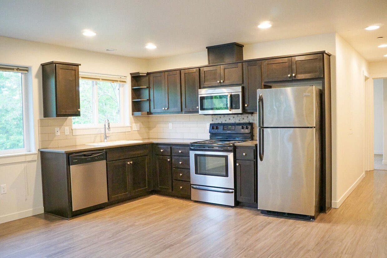 Foto principal - Contemporary Top-Floor Corner 2 Bedroom w/...