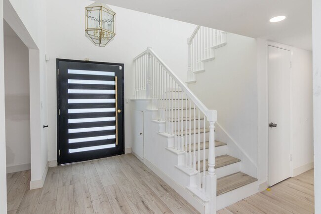 Foto del edificio - Refreshed 5-bedroom, 3-bathroom home locat...