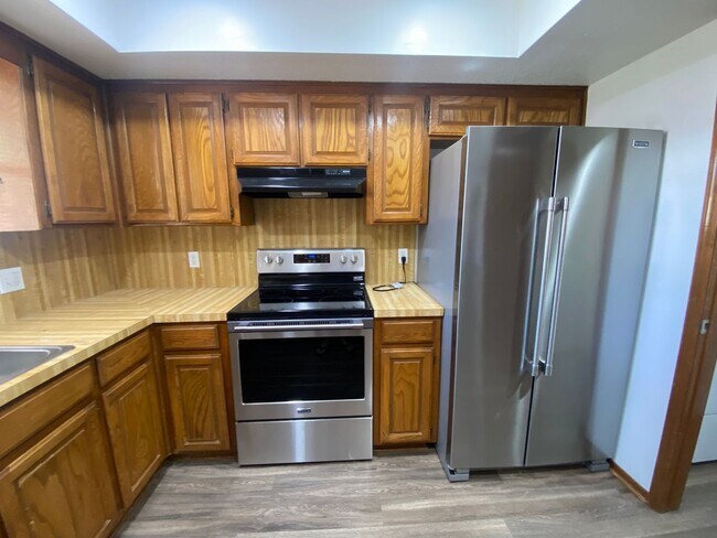 Foto del edificio - 3 bed 2 bath with all new applicances