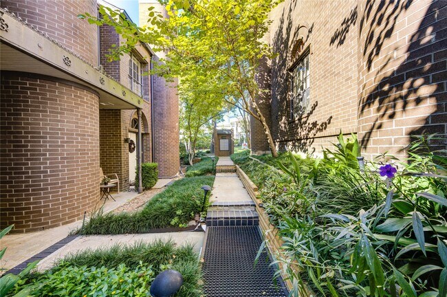 Foto del edificio - 19 Crestwood Dr