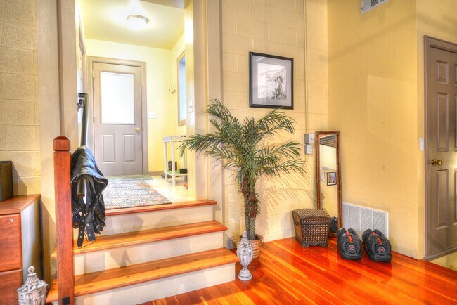 back entry with closet - 9 Summit Ave