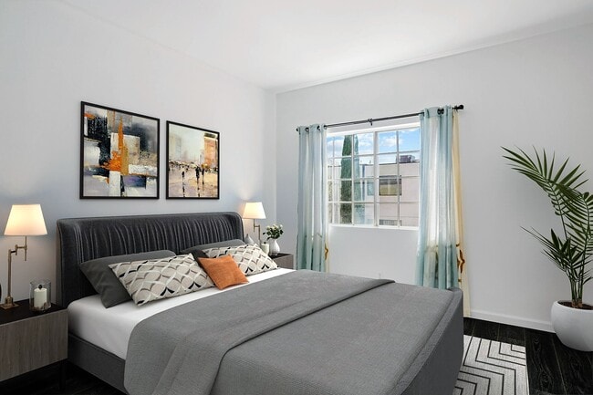 Building Photo - 850 N Poinsettia Pl