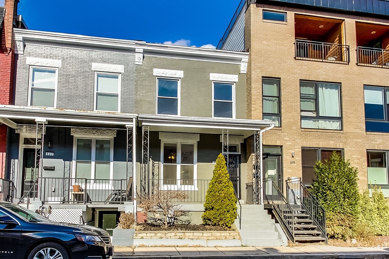 Primary Photo - Spacious 3bd/2.5 bath updated townhome in ...