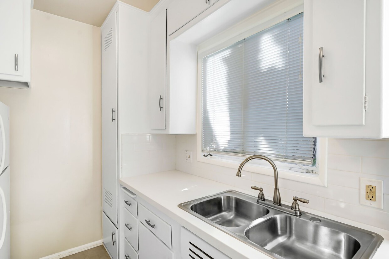 Building Photo - 500 California Ave, North of Wilshire in Santa Monica. 5 blocks to the beach