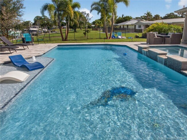 Foto del edificio - 724 NW Spruce Ridge Dr