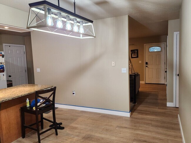 Building Photo - Great 5 Bed 3 Bath Remodeled Home