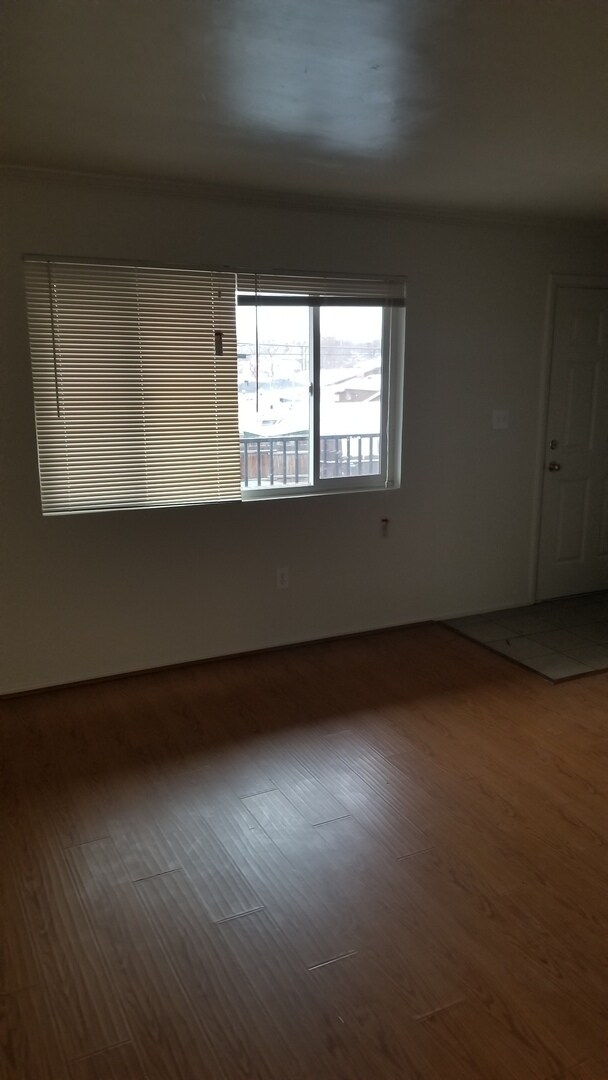 Building Photo - Small fenced yard