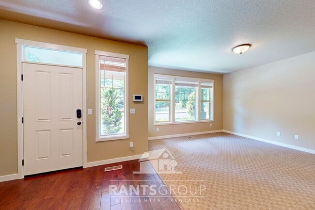 Building Photo - Beautifully upgraded townhome in a quiet L...