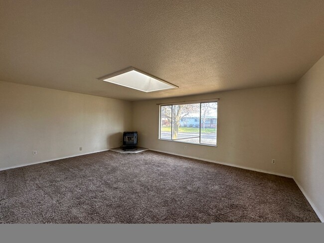 Foto del edificio - 3 Bedroom / 1 Bathroom House in Madras Oregon