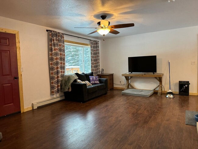 Building Photo - Newly Remodeled 3 Bedroom 2 bath 2 car gar...