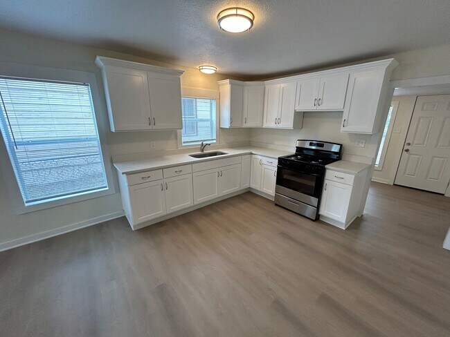 Building Photo - **APPLICATION RECEIVED** MUST SEE! Charmin...