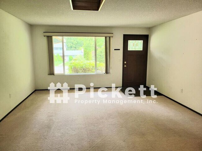 Building Photo - Central Kitsap 3 Bed Rambler
