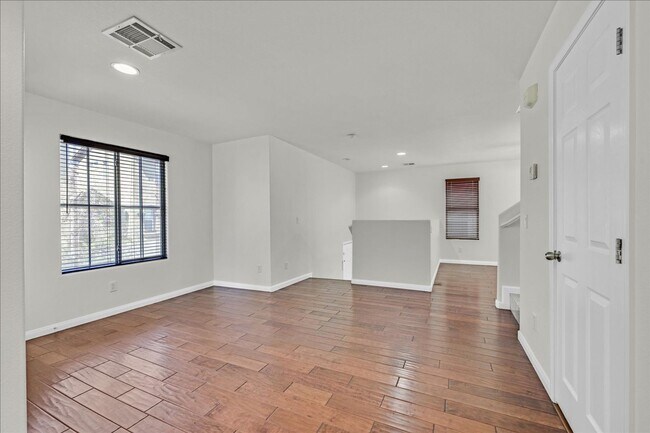 Building Photo - Beautiful 3 story home in a cul-de-sac and...