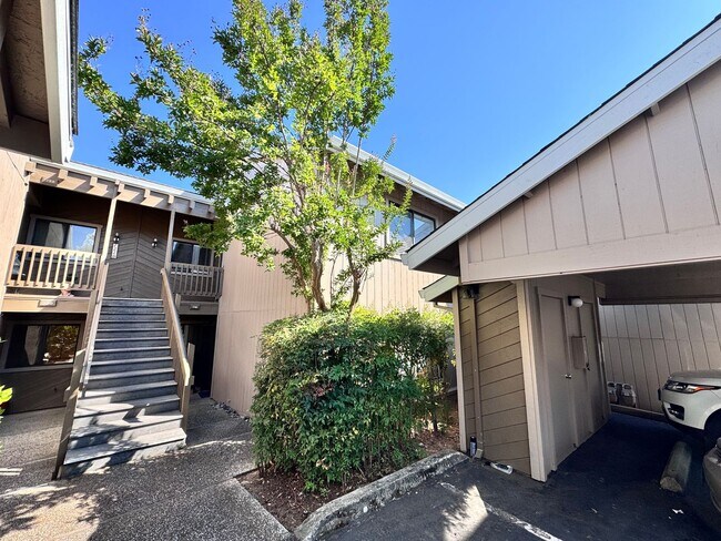 Foto del edificio - Cozy upstairs Condo in Auburn