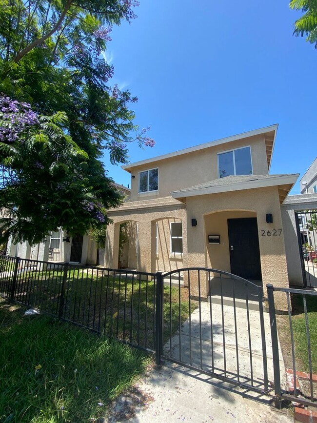 Building Photo - 3 Bedroom / 2.5 Bathroom Home in Los Angeles!