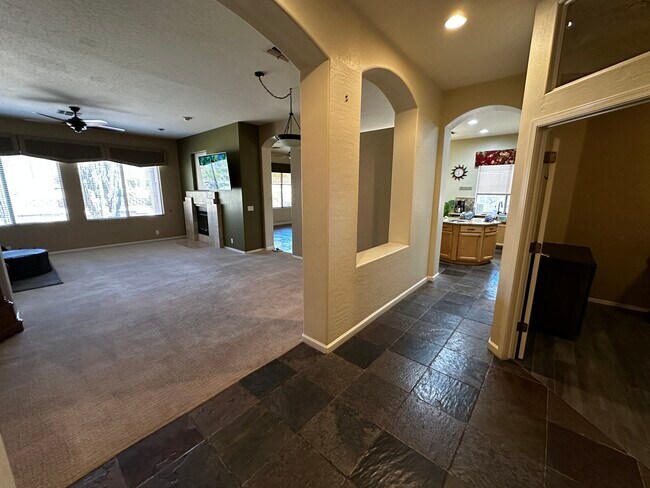 Building Photo - 1620 W Nighthawk Way