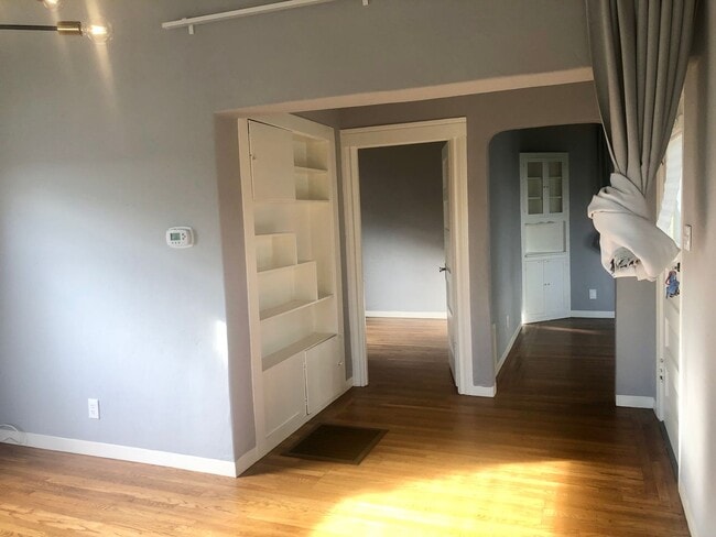 Building Photo - Sunny one bedroom house surrounded by lush...