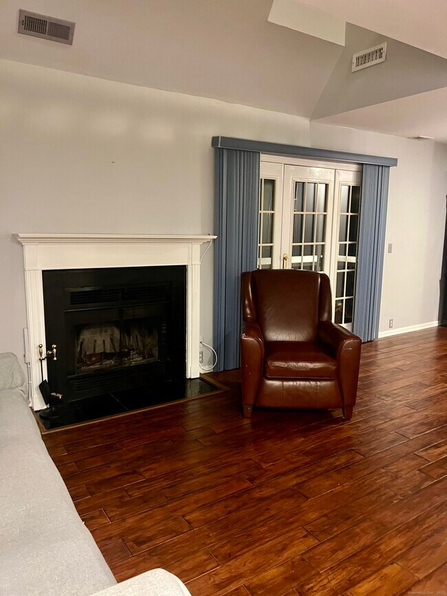 Foto del edificio - 523 Old Pond Ln