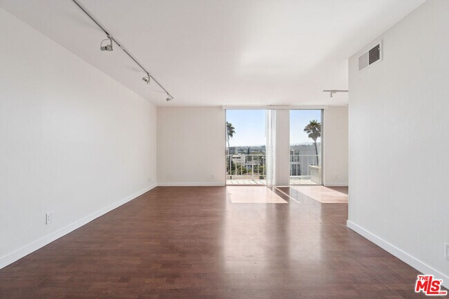 Foto del edificio - 100 S Doheny Dr
