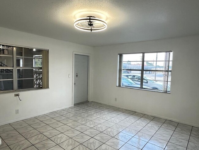 Foto del edificio - 348 S Federal Hwy