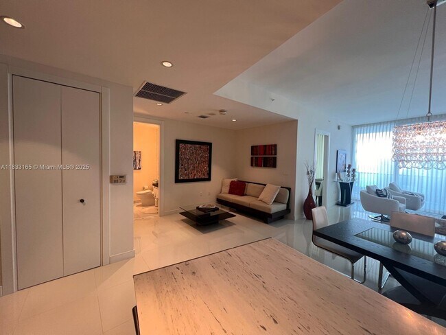 Building Photo - 200 Biscayne Blvd Way