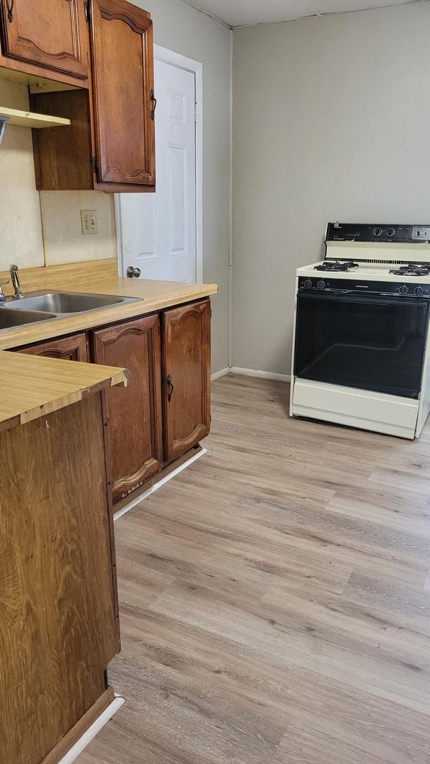 Building Photo - Cute 2br house nestled in a quiet neighbor...