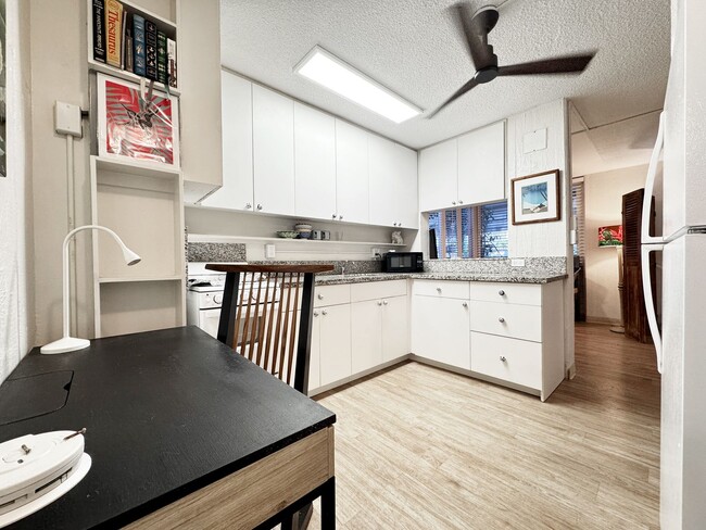 Building Photo - Pet Friendly Gold Coast Condo Fronting the...