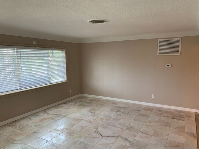 Building Photo - 3 Bed, 2 Bath Home for Rent in Northeast St. Pete