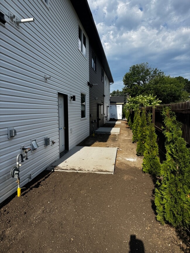 Building Photo - 308 N 13th St