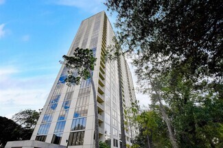 Building Photo - 121 N Post Oak Ln