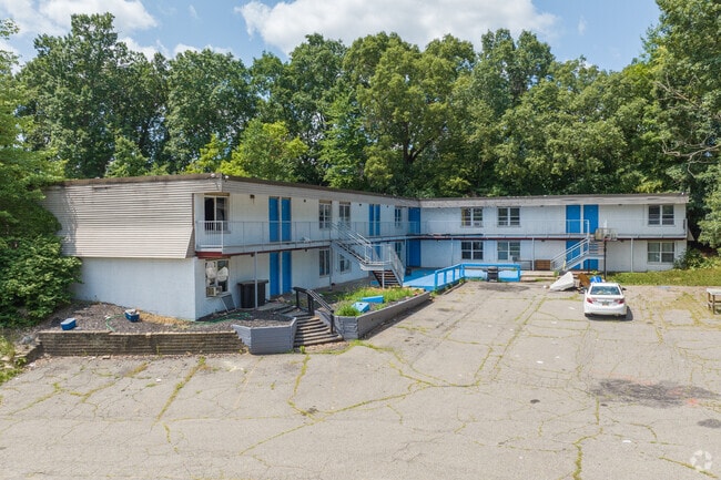 Building Photo - 1402 Fraternity Village Dr